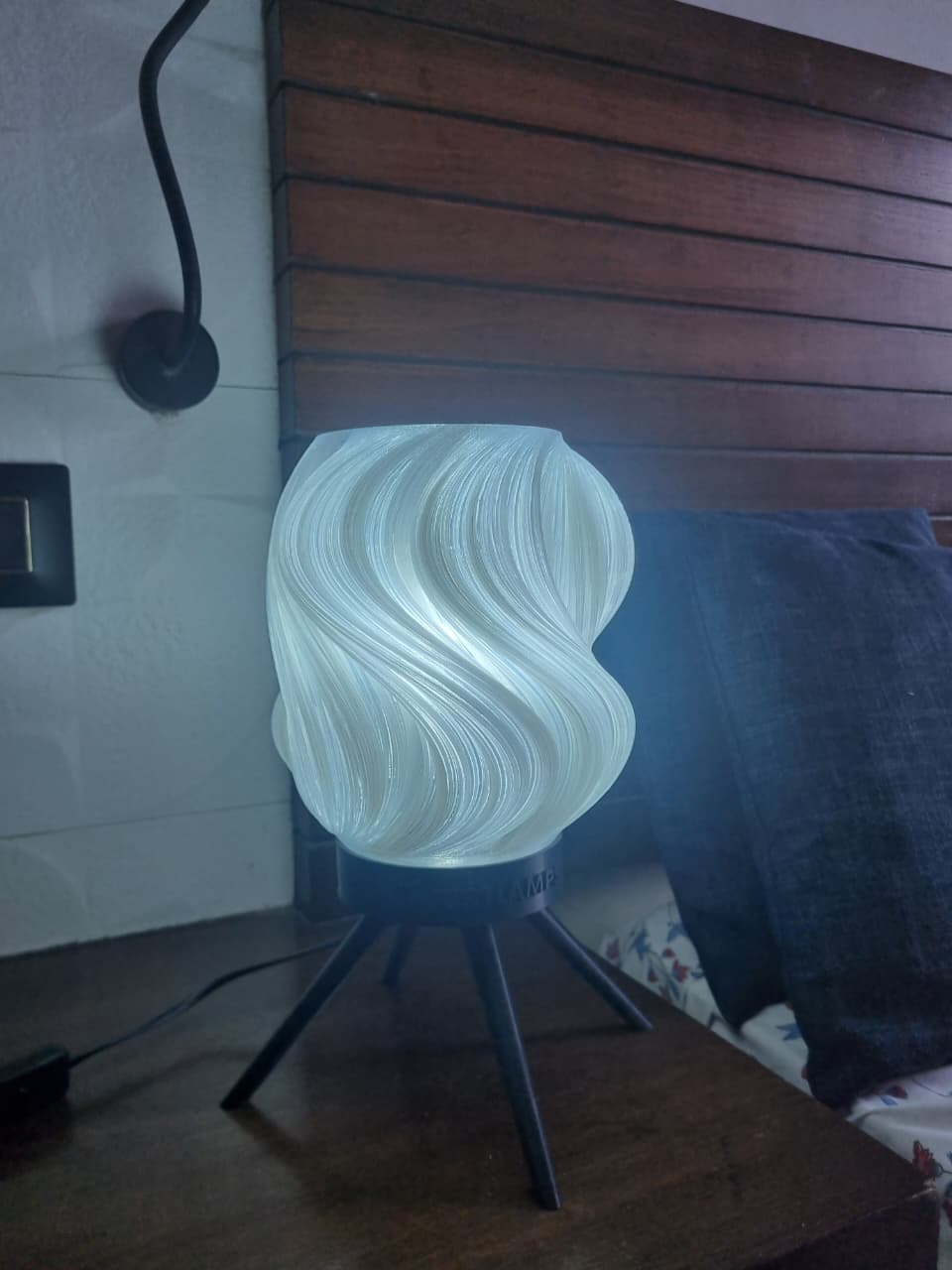 स्नोफ्लेक लॅम्प | ३डी प्रिंटेड टेबल लाईट, बायोडिग्रेडेबल पीएलए, पारदर्शक पांढरा रंग, एलईडी ३ कलर मोड्स - आधुनिक बेडसाइड आणि डेस्क लॅम्प