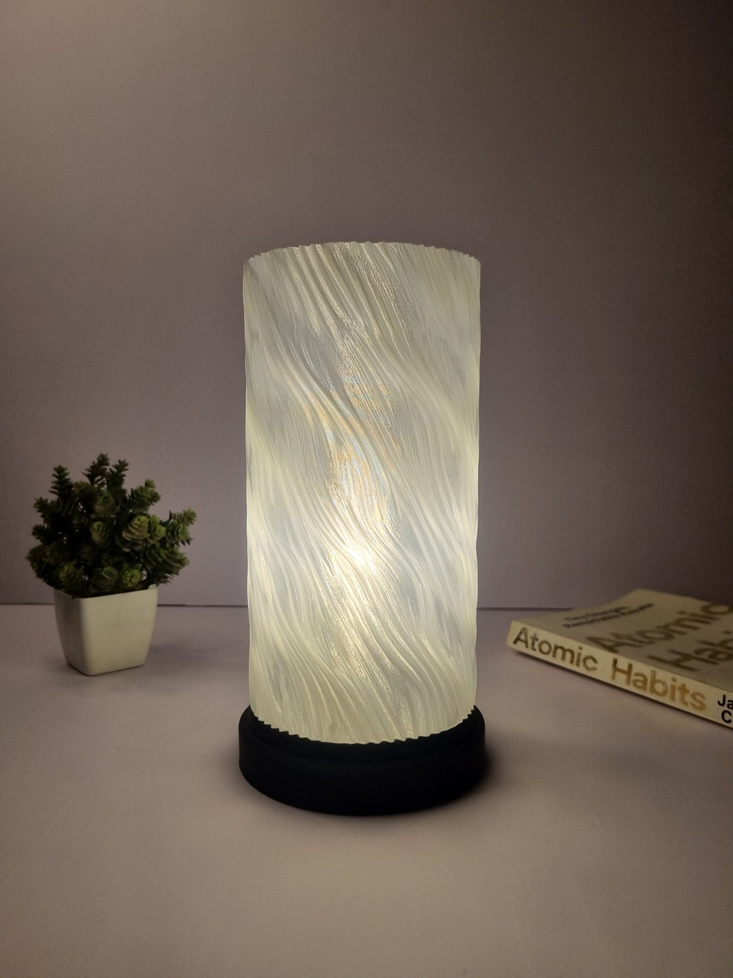 हेलिकल लॅम्प | इको-फ्रेंडली ३डी प्रिंटेड टेबल लाईट, बायोडिग्रेडेबल पीएलए, मिल्की व्हाइट सिलेंडर, ३ कलर मोडसह एलईडी - आधुनिक बेडसाइड आणि डेस्क लॅम्प