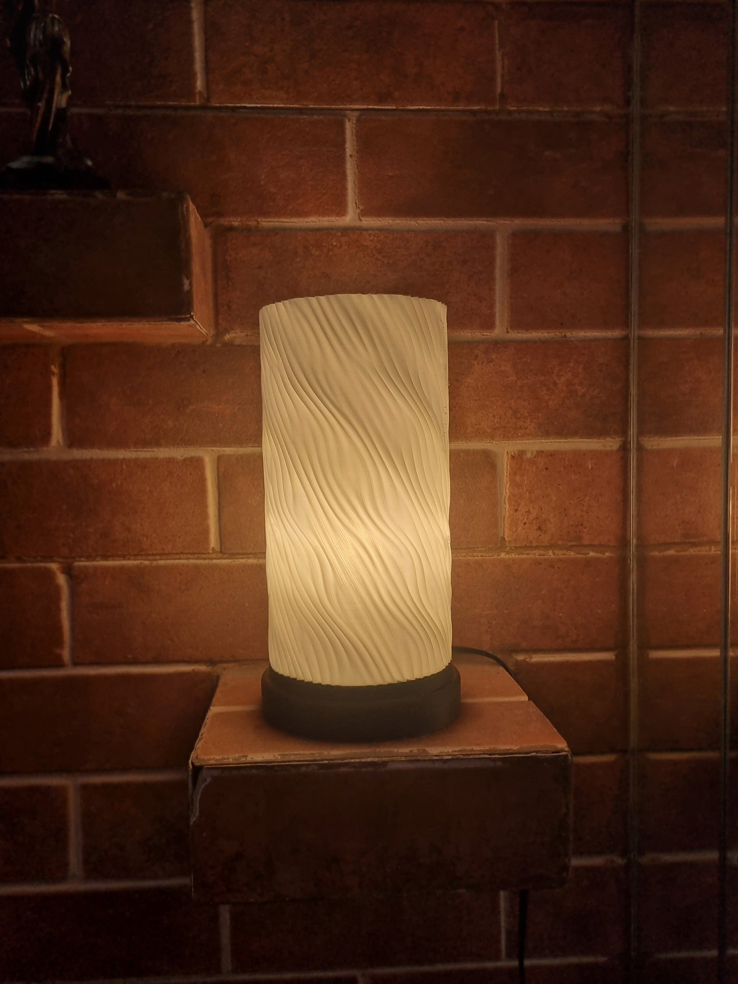 हेलिकल लॅम्प | इको-फ्रेंडली ३डी प्रिंटेड टेबल लाईट, बायोडिग्रेडेबल पीएलए, मिल्की व्हाइट सिलेंडर, ३ कलर मोडसह एलईडी - आधुनिक बेडसाइड आणि डेस्क लॅम्प