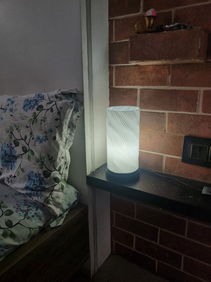 हेलिकल लॅम्प | इको-फ्रेंडली ३डी प्रिंटेड टेबल लाईट, बायोडिग्रेडेबल पीएलए, मिल्की व्हाइट सिलेंडर, ३ कलर मोडसह एलईडी - आधुनिक बेडसाइड आणि डेस्क लॅम्प